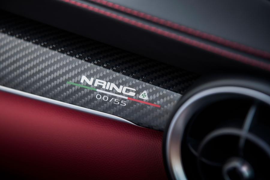 Детали интерьера Alfa Romeo Stelvio Quadrifoglio NRING (949) 2019 года  (NA) (фото 22 из 31)